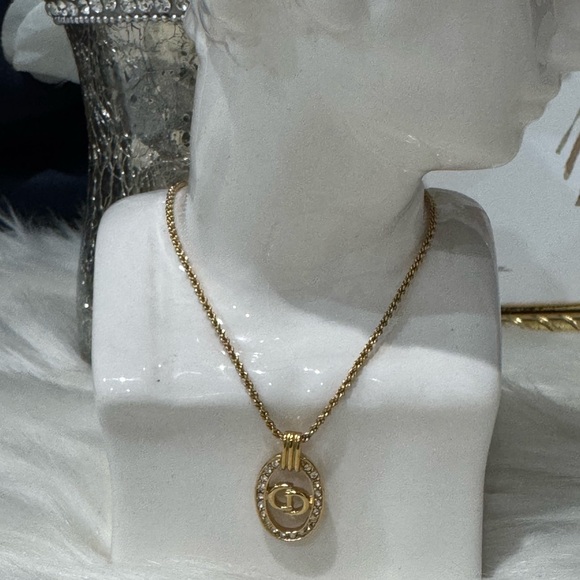 ✨Christian Dior Vintage Gold Tone CD Logo Oval
Pendant Necklace with Rhinestones - Picture 7 of 17